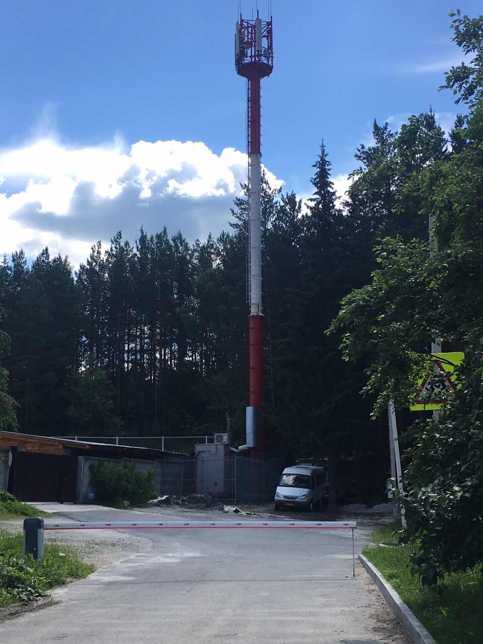 В поселке Коптяки, ГО Среднеуральск, у дверей школы незаконно поставили  вышку сотовой связи